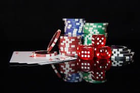 Antarmuka aplikasi mobile crosswords menampilkan meja live dealer dan pasar sportsbook